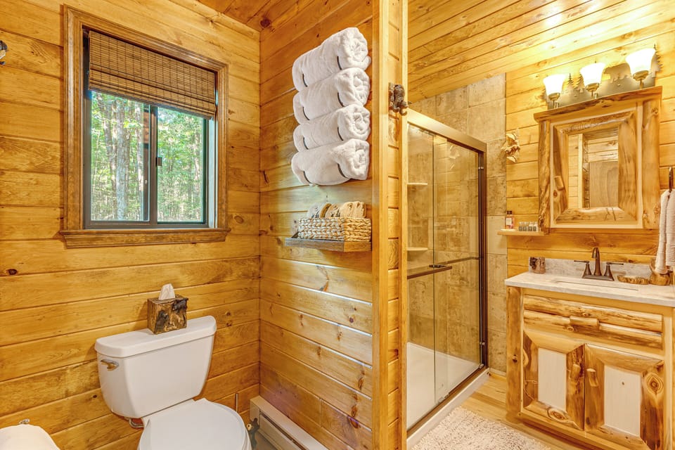 Full Bathroom | 1st Floor | Complimentary Toiletries