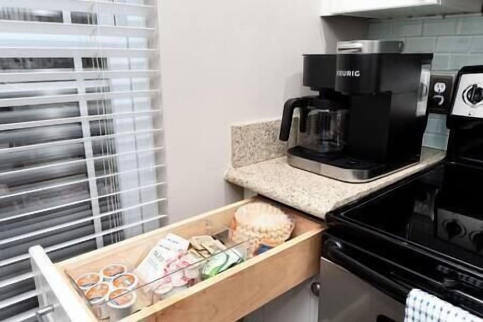 The coffee machine can brew a full pot or a single cup. 