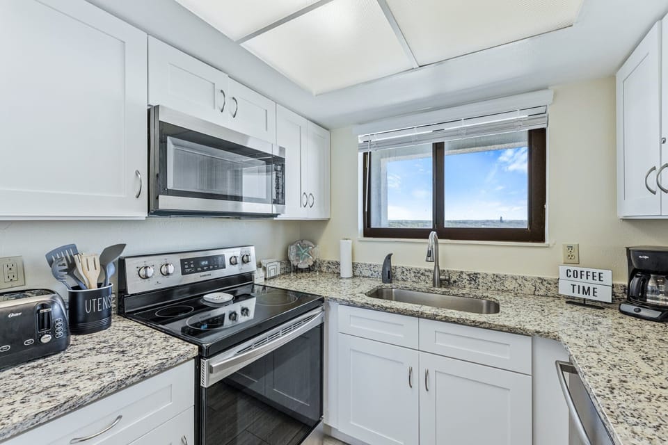 Fully equipped kitchen with granite counters and all cooking essentials