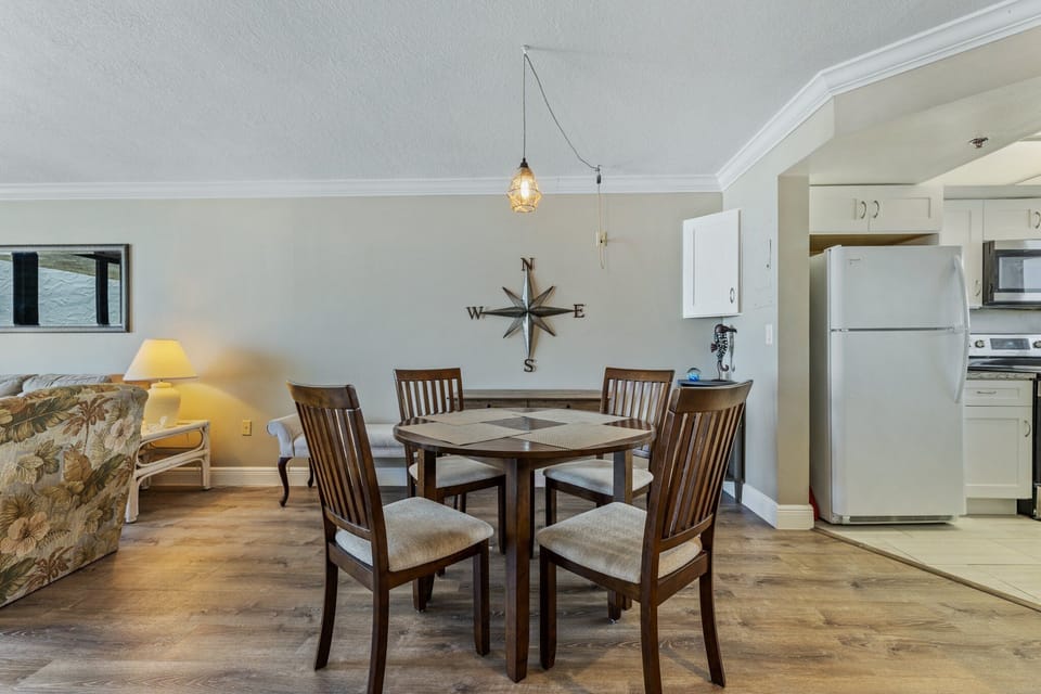 Dining area with seating for 4.