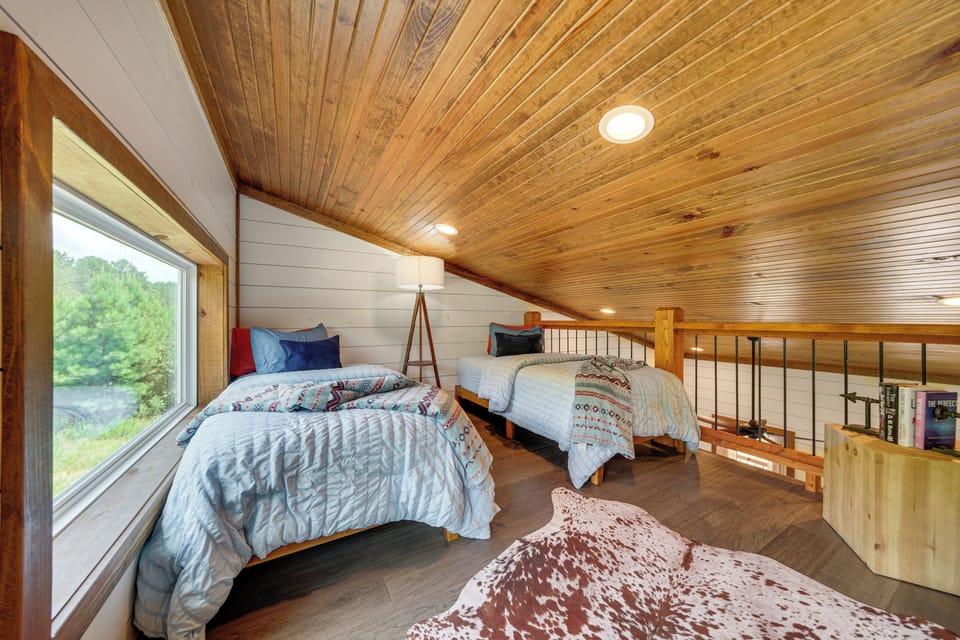 Loft | 2 Twin Beds | Hammock Chair | 2nd Level