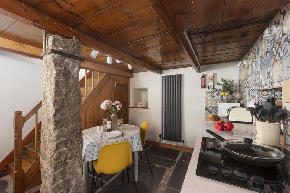 Kitchen area, Dining Table-7 Virgin Street