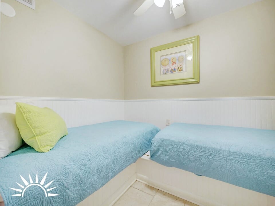3rd bedroom with 2 twin beds