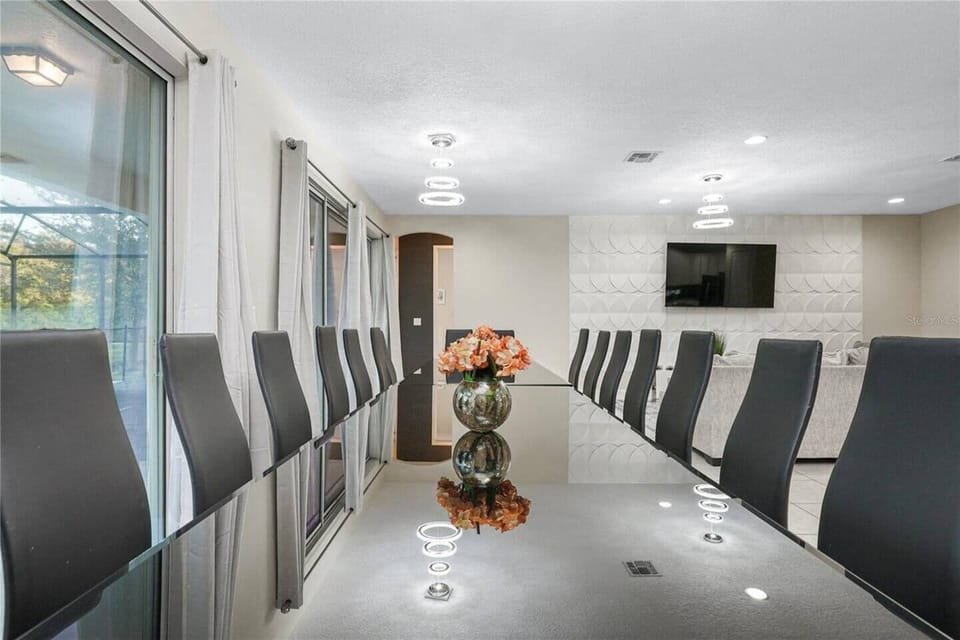 FIRST FLOOR
🍽️ The dining room is spacious,✨ with plenty of light and is right next to the living room 🛋️