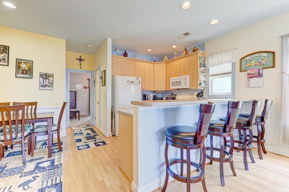 Kitchen/Counter Area