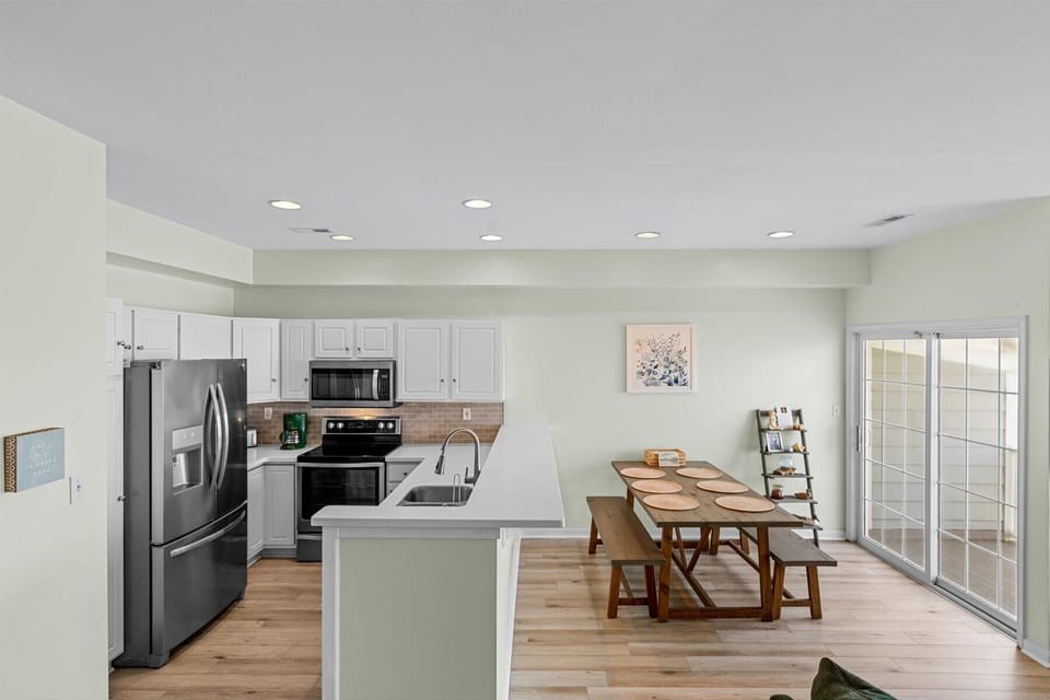 Tranquil Tides Retreat sleeps 4 in 2 Bedrooms.
