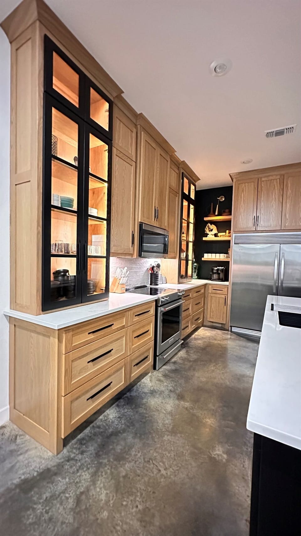 Kitchen w/5ft wide Refrigerator and built in ice machine