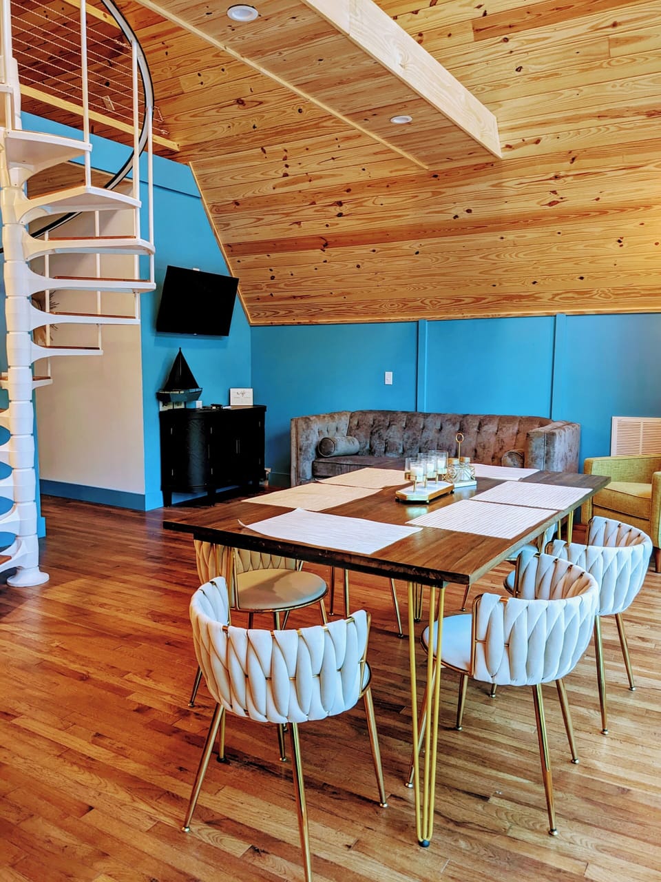 Comfortable dining for 6!