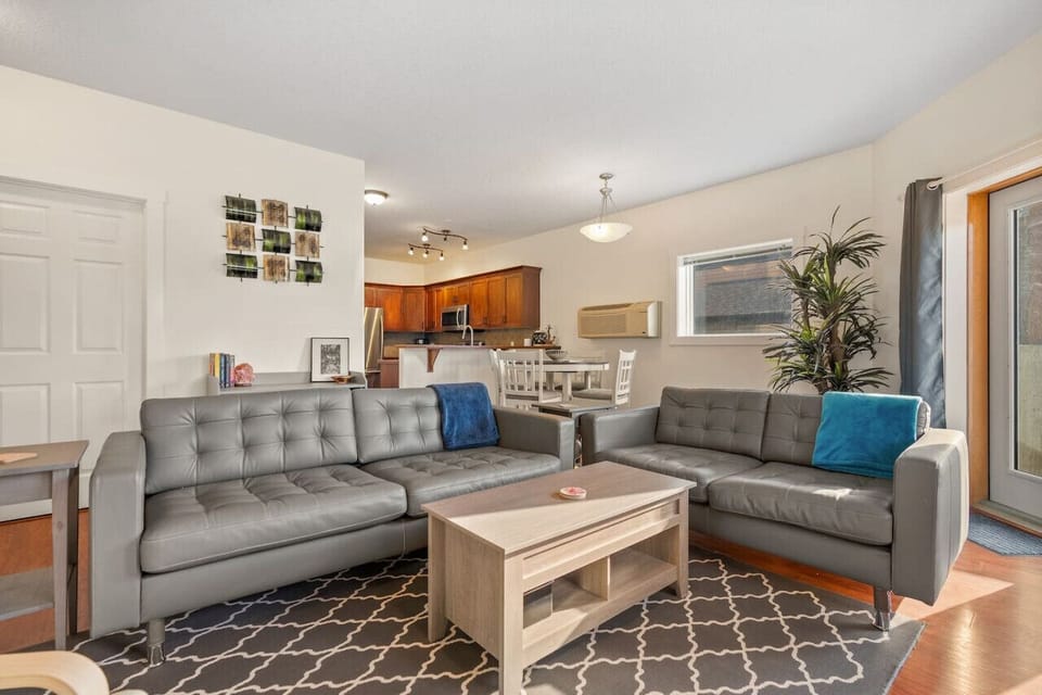 Living room with a Smart TV, wood-burning fireplace, board games & mountain views.