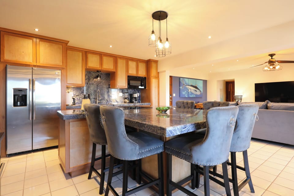 Kitchen & Dining Island