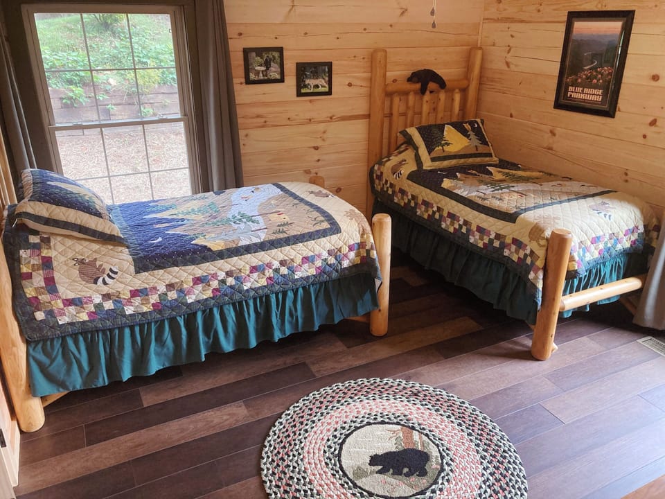 Second bedroom with twin beds