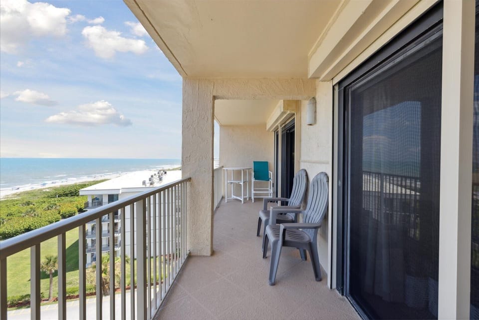 Large Outdoor Patio w/Seating