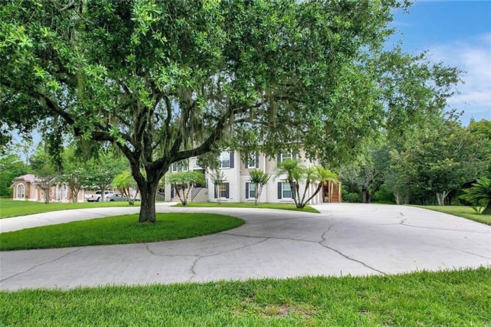 Circle driveway