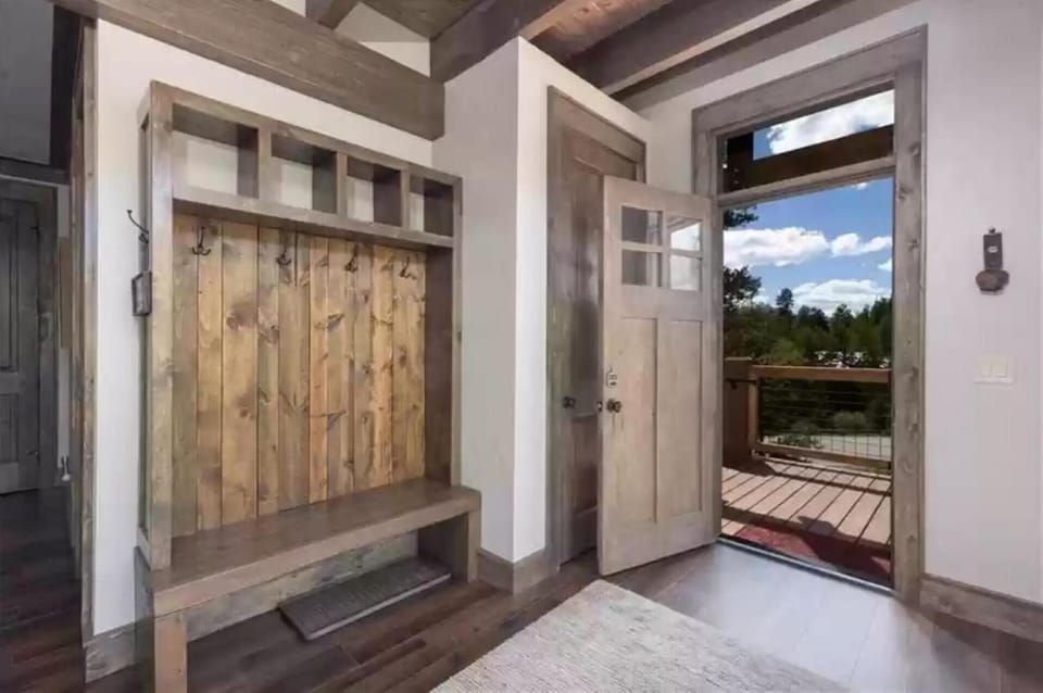 Large Entry And A Place To Hang Your Coats