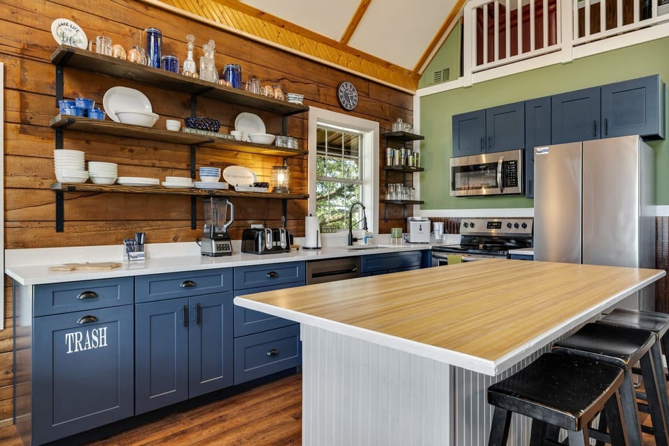 Fully stocked kitchen!