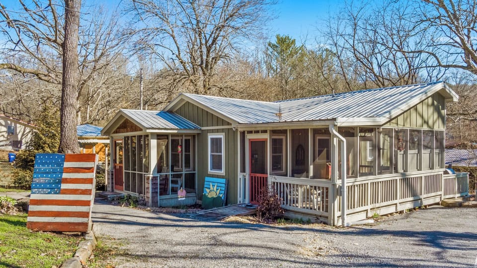 Walnut Cottage-one block from downtown Mentone