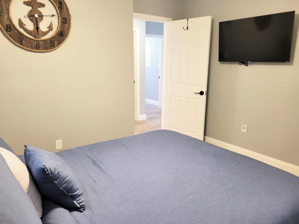 Bedroom 2 with TV (2)