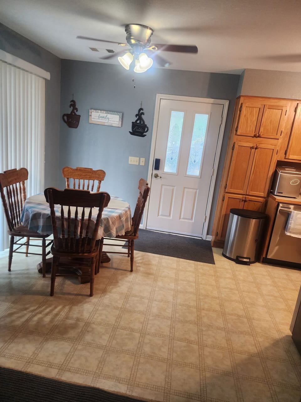 Dining room in kitchen. 