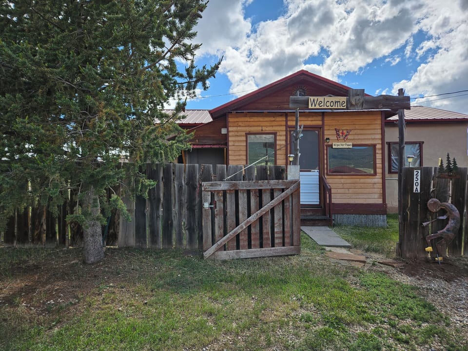 entry to screened front porch