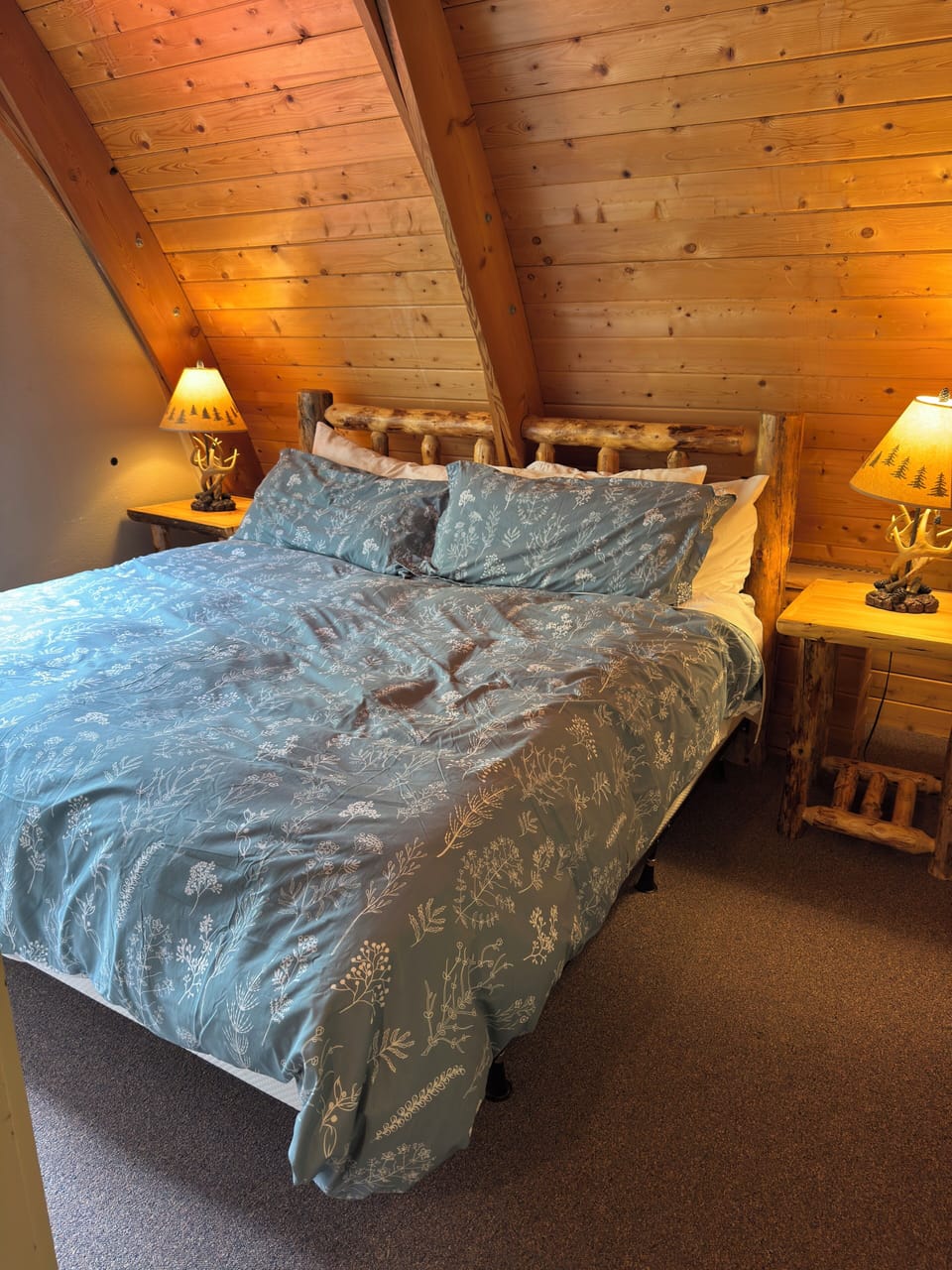 Bedroom 5 (One King Bed)