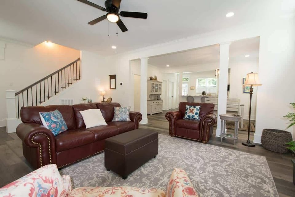 Spacious living room with plenty of seating!