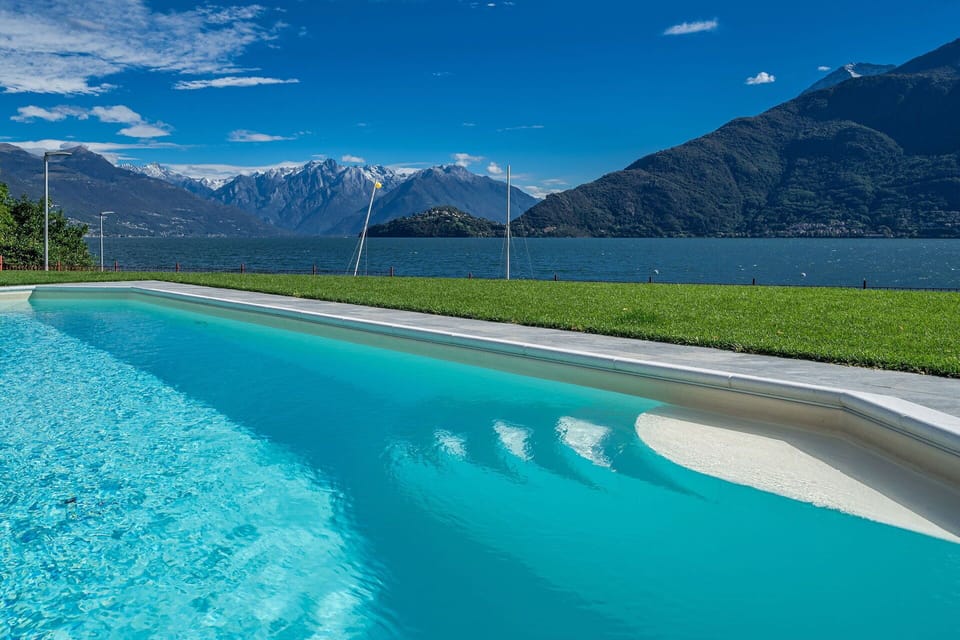 Splendid villa for renting with swimming pool on Lake Como.