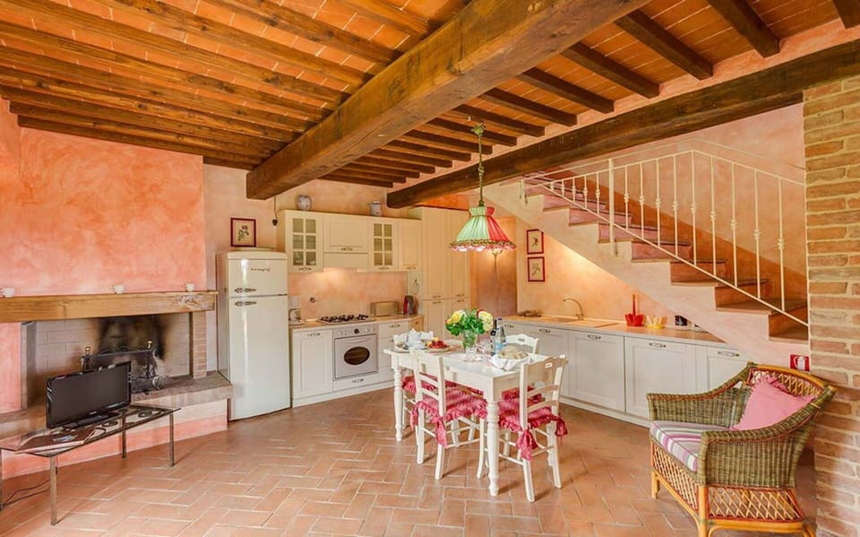 Welcoming holiday apartment with fireplace in the heart of Chianti.