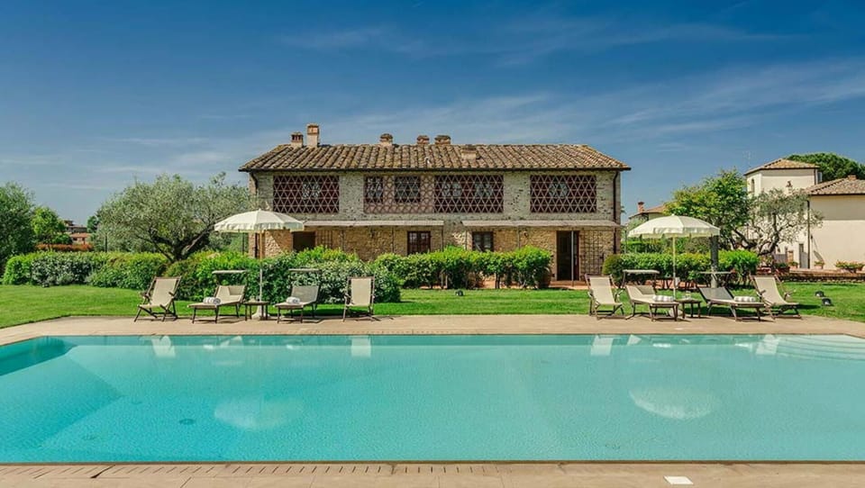 Wonderful swimming pool of the Country resort holidays in Tavarnelle Val di Pesa.