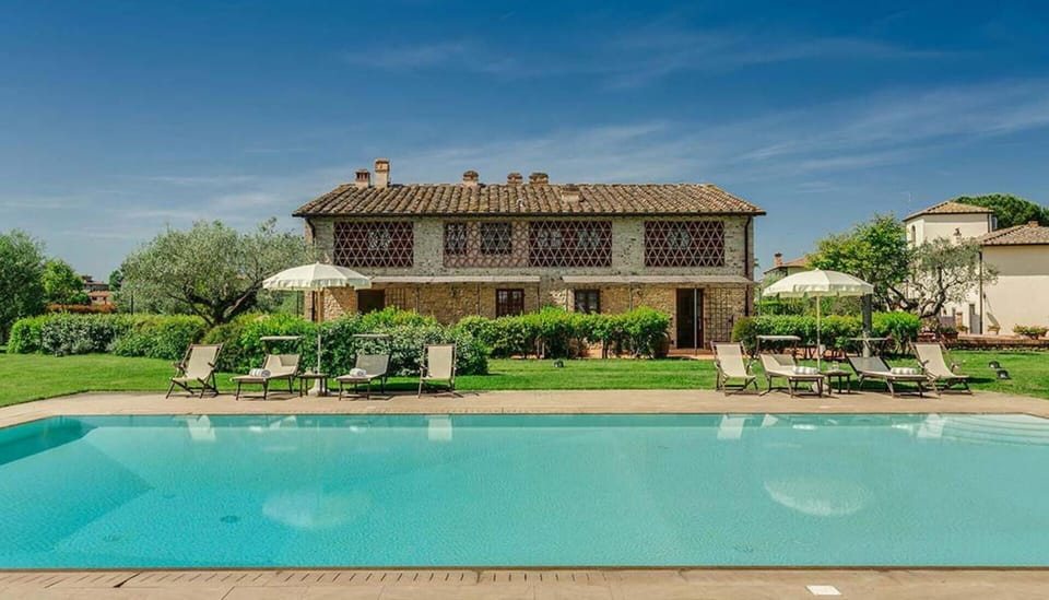 Wonderful swimming pool of the Country resort holidays in Tavarnelle Val di Pesa.