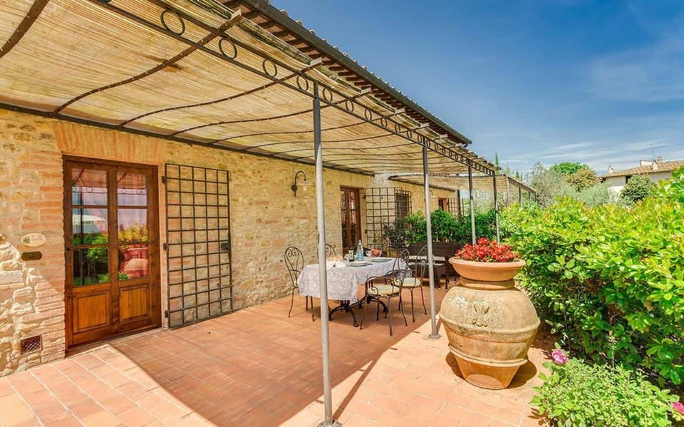 Enchanting holiday estate in the heart of Tuscany.