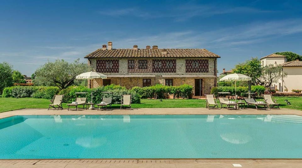 Wonderful swimming pool of the Country resort holidays in Tavarnelle Val di Pesa.