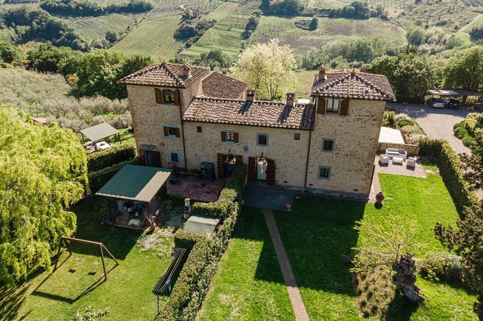 Splendid holiday villa with swimming pool in the Chianti area.