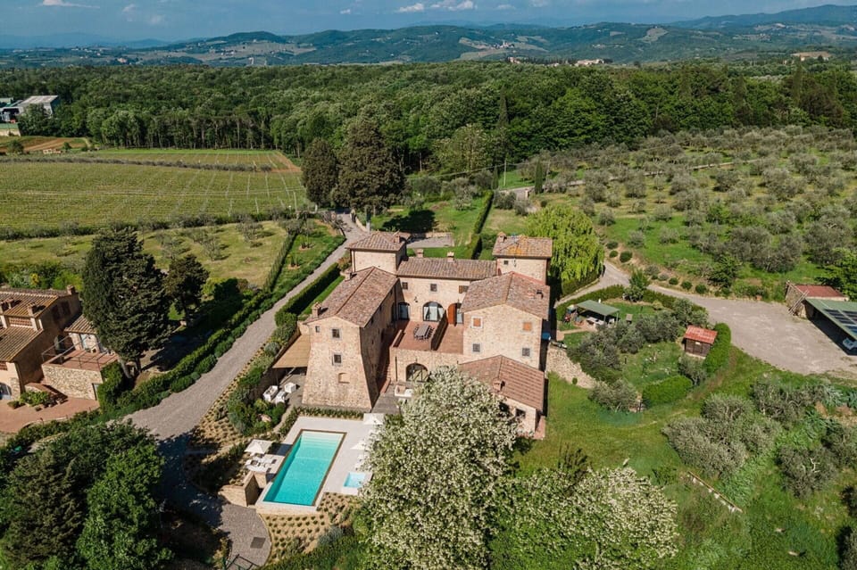 Charming villa located in the wonderful Chianti area, in Tavarnelle Val di Pesa.
