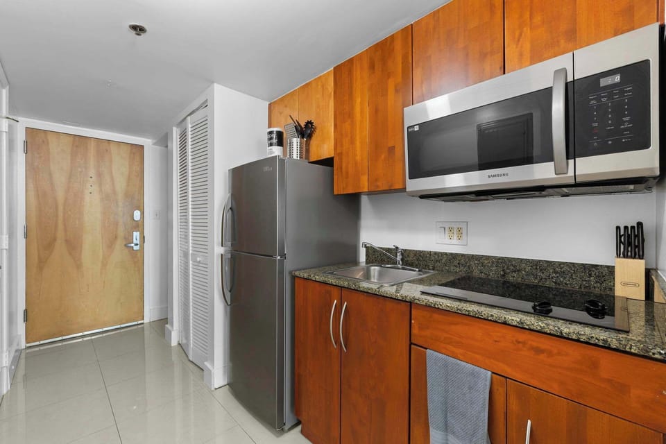 Fully equipped with the essentials: microwave, fridge, cooktop, knives, and kitchen tools. Perfect for cooking with ease and convenience.