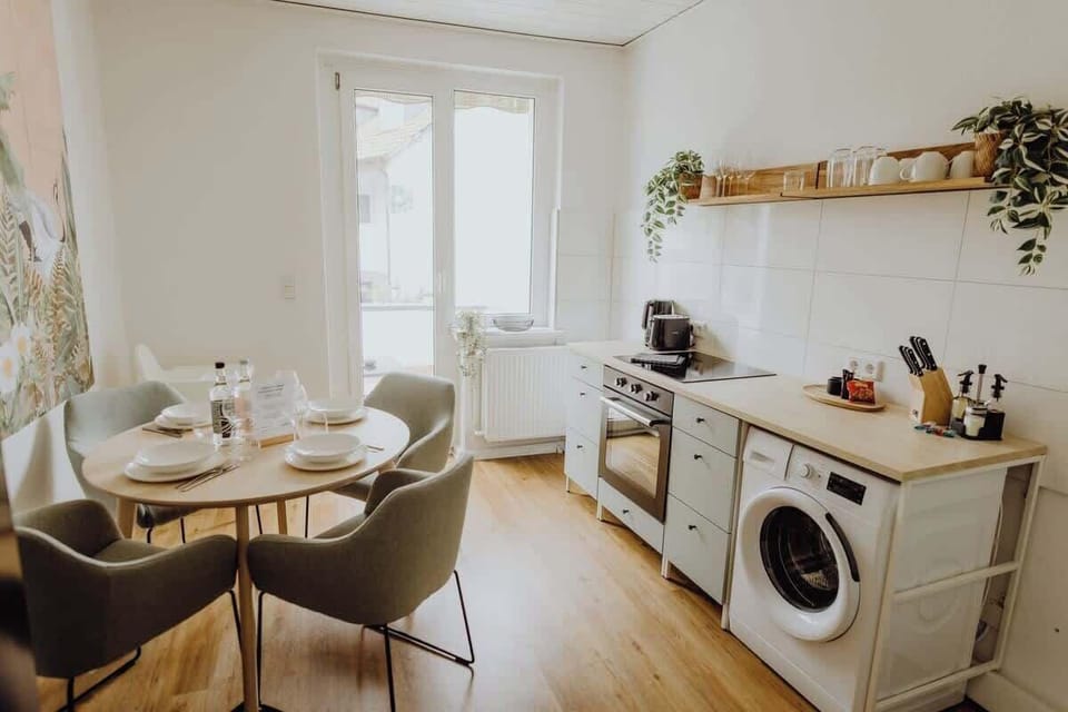 Die Küche ist vollwertig ausgestattet - hier könnt ihr gemeinsam kochen, essen, aber auch die Wäsche waschen. 