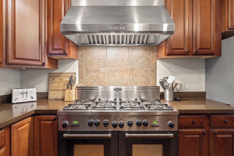 Modern 8 burner range with dual convection oven