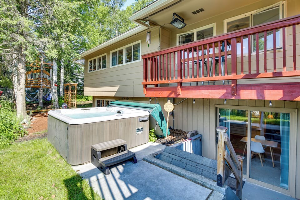Private Hot Tub | Treehouse w/ Hammocks | 10 Mi to Chugach State Park