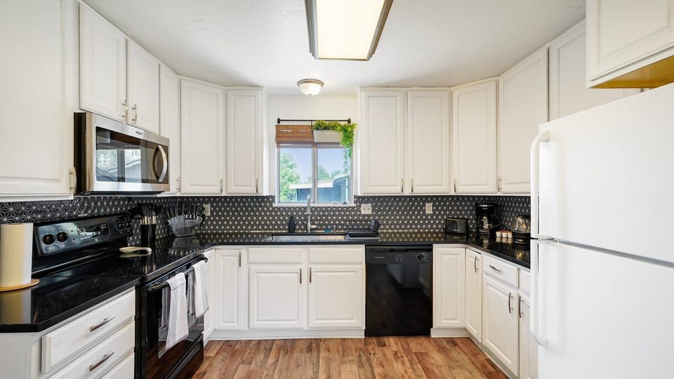The kitchen as all of the amenities you'll need for your basic cooking!