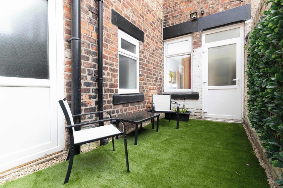 4 Steep steps to access the rear yard, please don't book if you have mobility issues