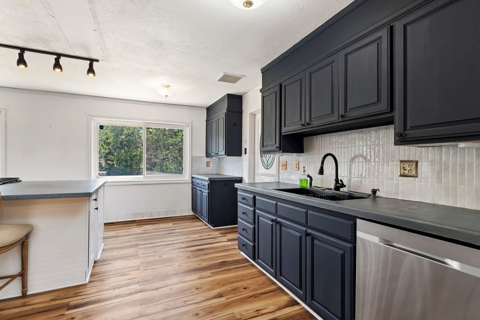 Huge kitchen with brand new appliances