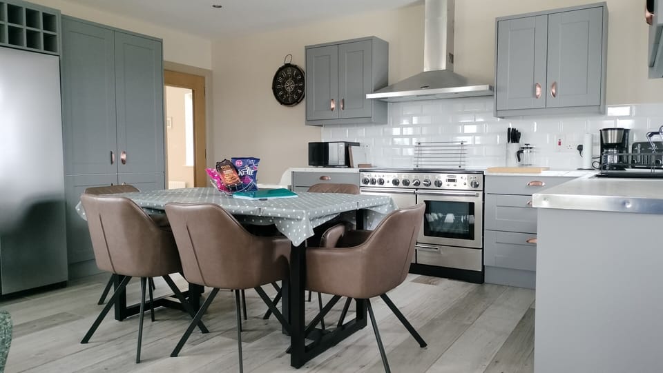 Bright airy kitchen with all modern appliances including huge hob and oven, american style fridge/freezer and built in ice maker, coffee machine, and dishwasher. 