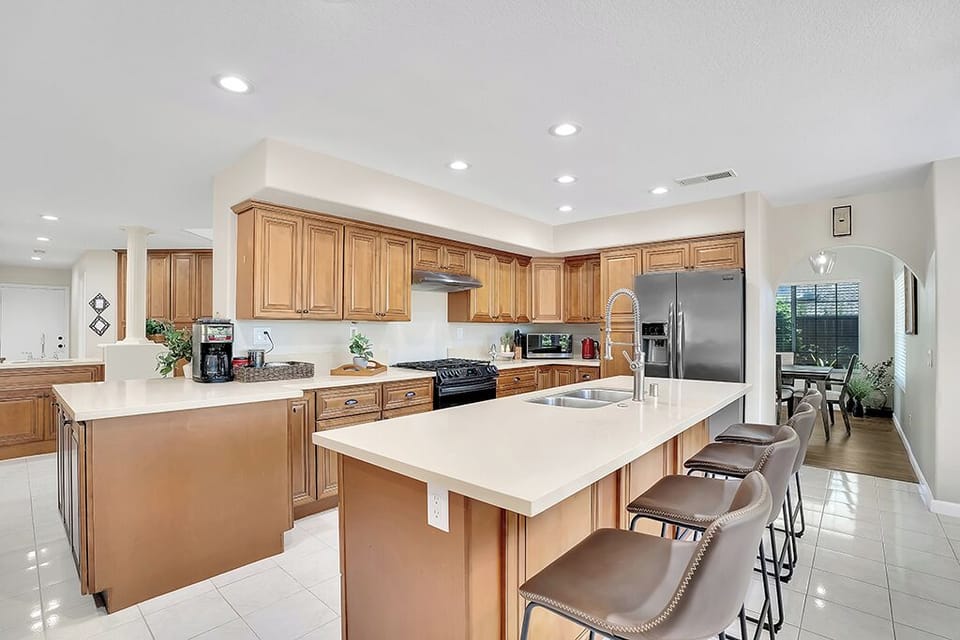 Fully stocked kitchen with key essential cookware, blender, microwave, etc