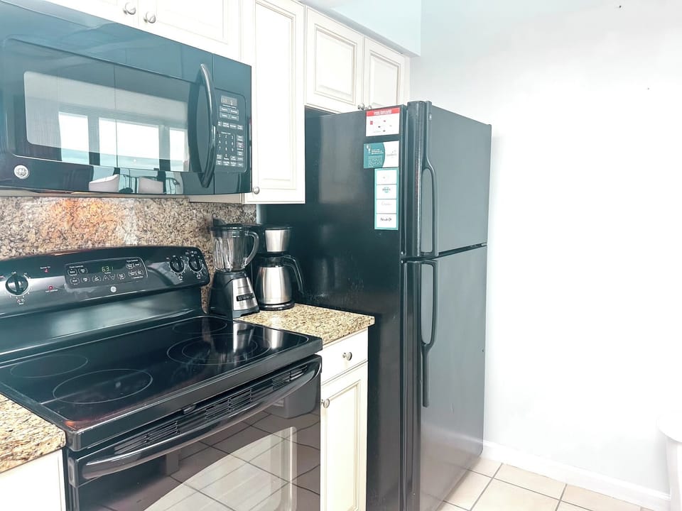 Kitchen with full appliances