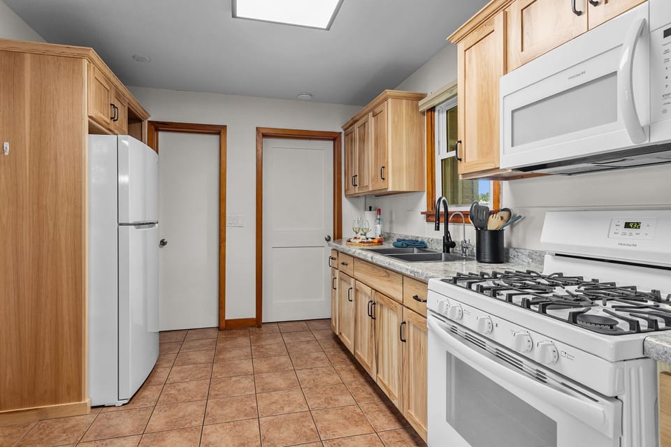 Full size fridge, gas stove/oven, microwave