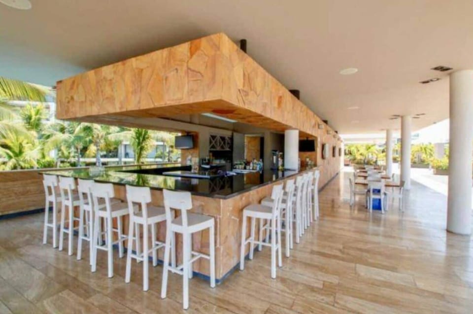 Cash bar open from 3:00 pm to 8:00 pm