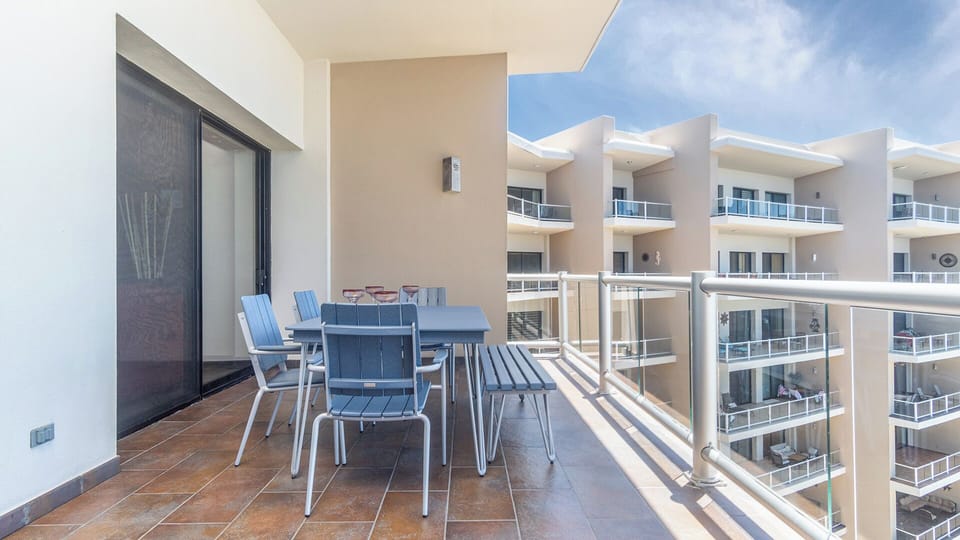 Balcony dining