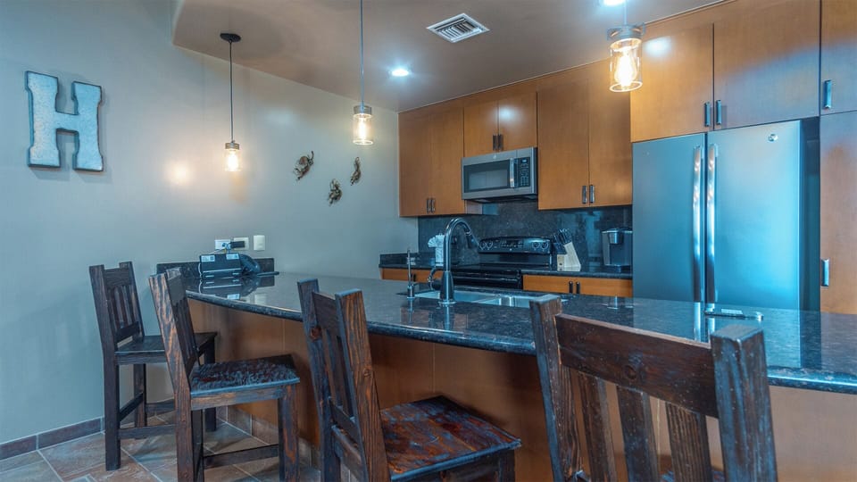 Kitchen and Breakfast Bar