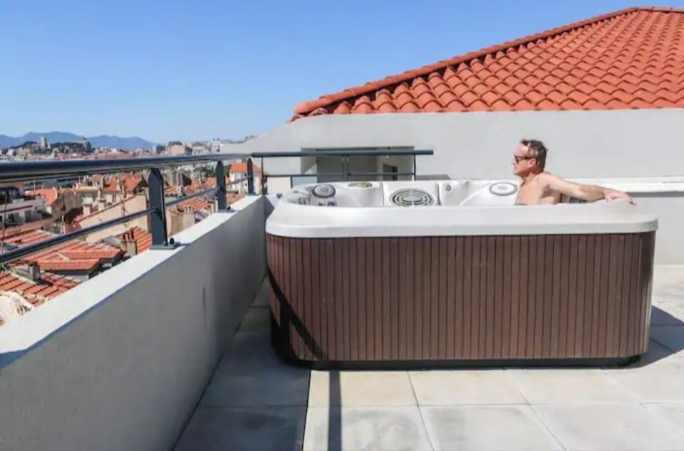 Outdoor spa tub