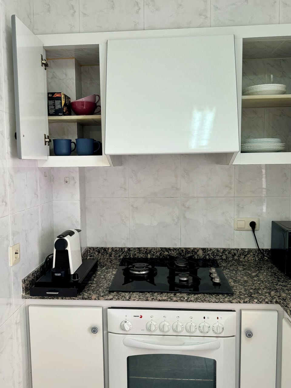 Cafetera y vajilla completa