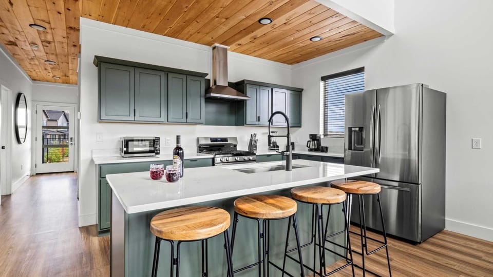 4 Bedroom Cabin with Hot Tub Game Room Mountain Views Lodges at